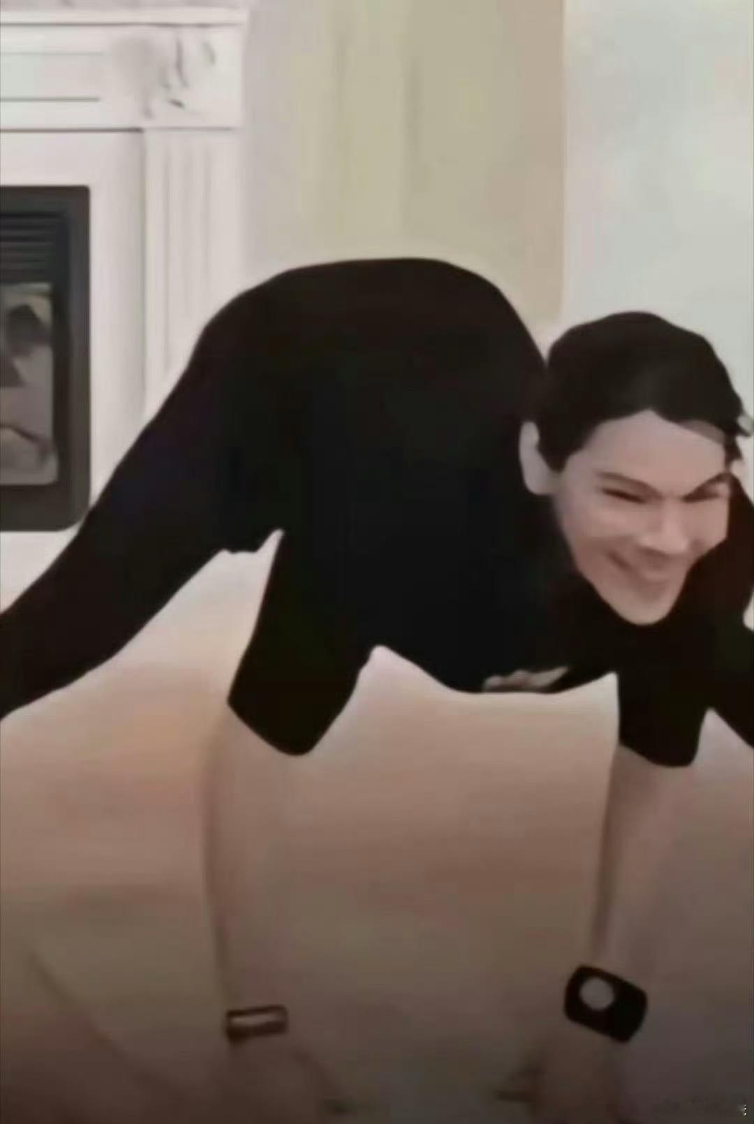 向佐这动作怎么可以这么的诡异 ​​​