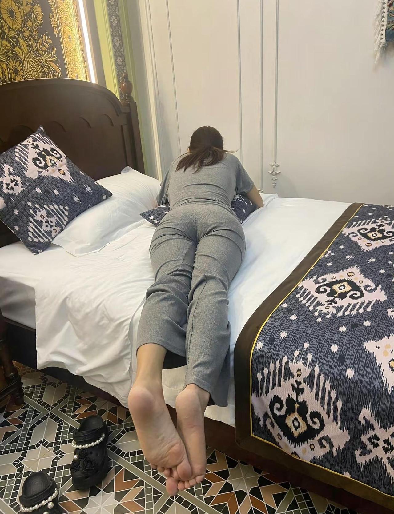 床上穿搭分享 酒店瘫模式开启 床的正确打开方式 卧室时尚穿搭 床上穿搭