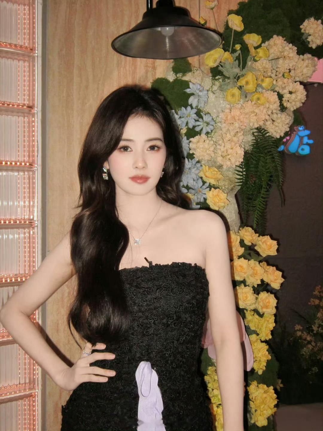 美得太超过了！白鹿这身高定造型自带柔光滤镜，站在花墙前宛如黑玫瑰公主，录综艺都这