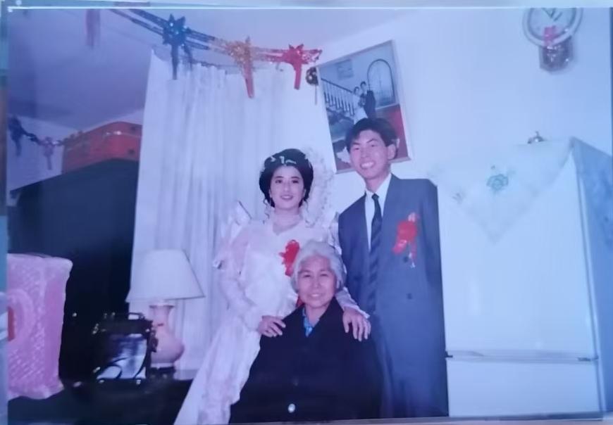 上世纪八九十年代的结婚照片
       大家注意那个两开门的冰箱，不知道是什么