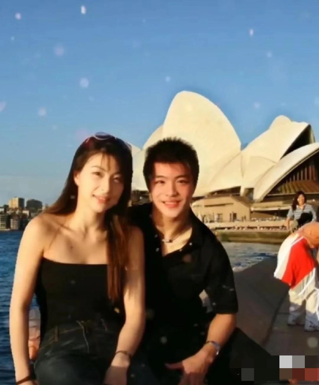 跟郭晶晶一起拍照的女生是谁?