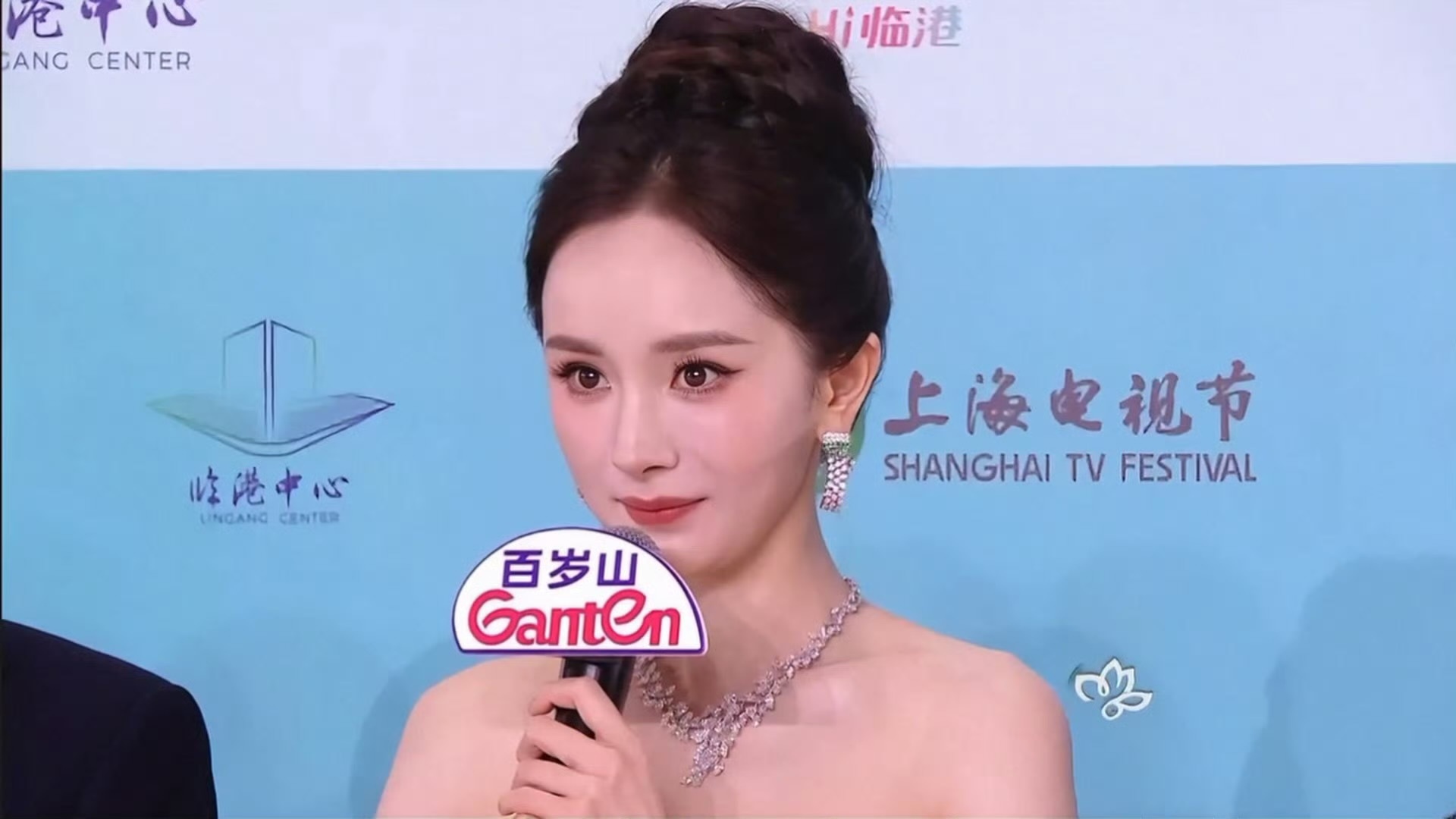 杨幂亮相白玉兰红毯 杨幂 绿瓷美人