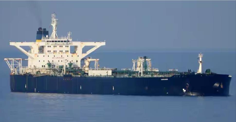 美军的“海盗旗”，这次直接撞上了钢铁墙！美国海岸警卫队的突击艇，试图强行逼停满载