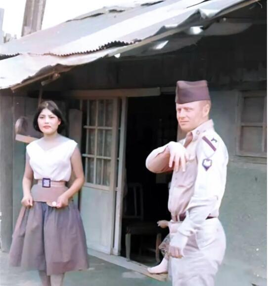 1952年，朝鲜半岛，一名南朝鲜女子给两名美军做完服务后，正当着老公的面热情地送