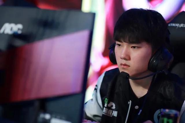 Jackeylove出道六年，依旧不会走位，伤害计算方面还是一坨翔！！！

之前