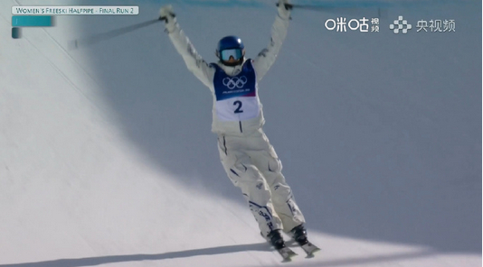 谷爱凌第二滑94分谷爱凌第二滑发力！难度升级，动作组合更丰富，空中姿态完美，落地