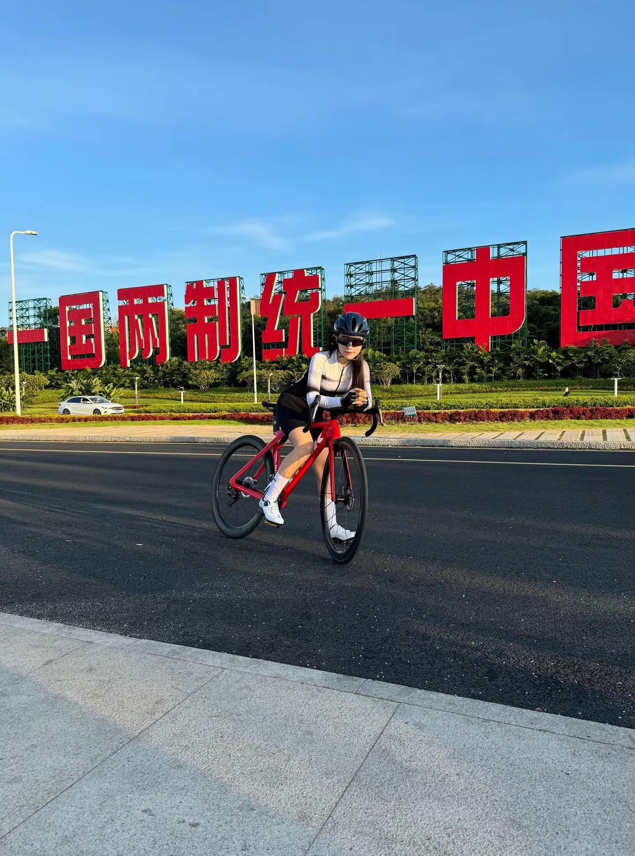 端午节也没什么好祝福的 那就祝你像蛋黄粽一样富的流油 生活像蜜枣粽子一样甜而不腻