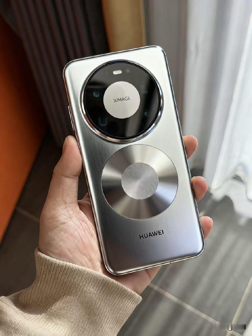 左图的设计是很多花粉喜欢的
右图是发布的真机
哪个更好看？
mate80系列很多