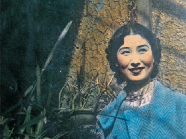 1940年2月的深夜，上海郊外小树林里，枪口死死对着郑苹如。负责枪决的特务盯着她