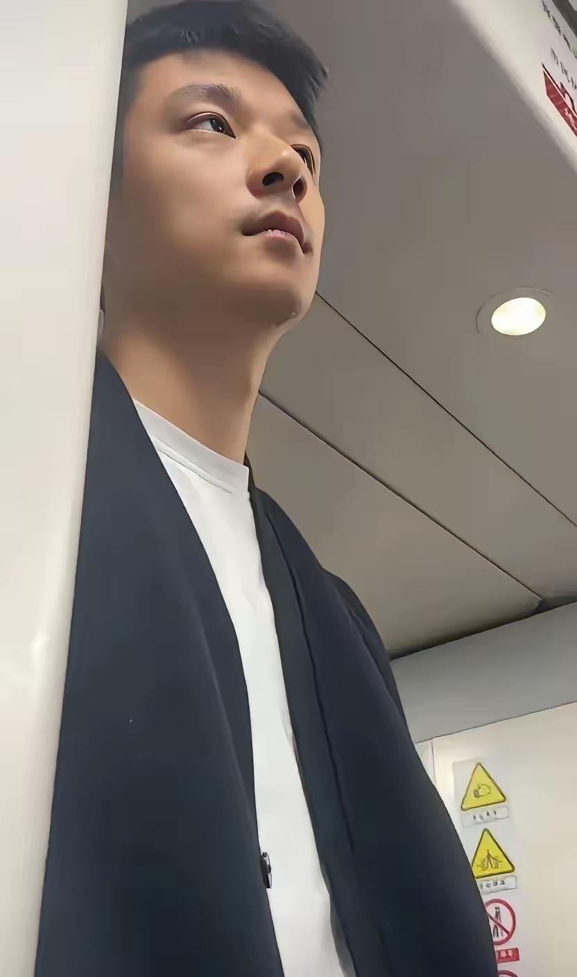 一个天花板级别的帅哥，那大大的双眼皮，高高的鼻梁，还有性感的咽喉！

但我怎么觉