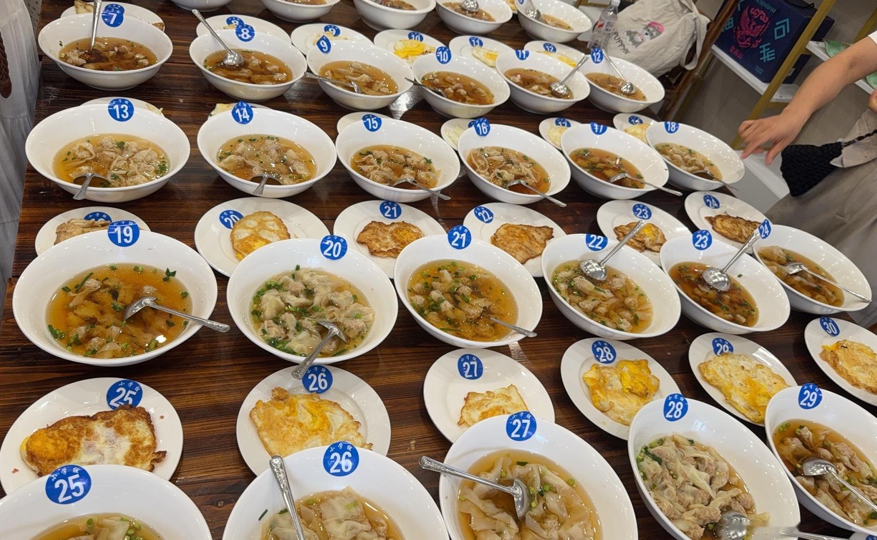 现在小学生也太厉害了吧🍳统一小厨师帽一戴，一个个有模有样站灶台前，亲手包馄饨、