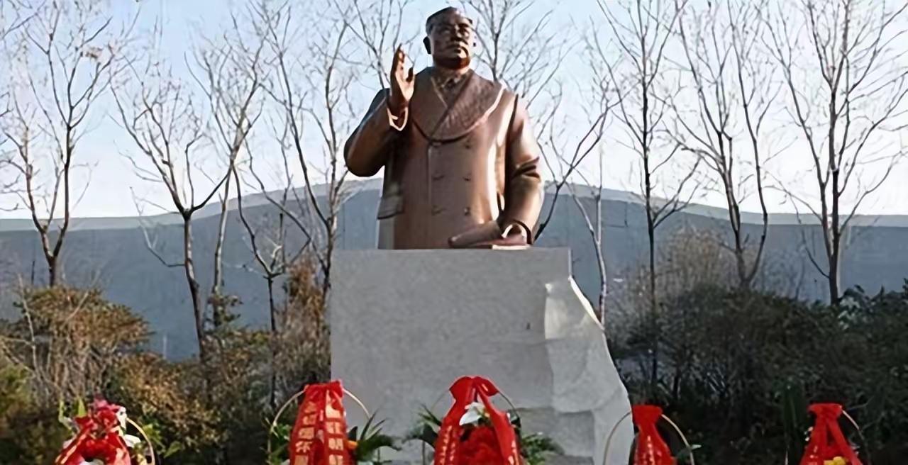 朝鲜素来硬气，却唯独将三位中国人郑重写入教科书并立像纪念。1950年，新中国百废