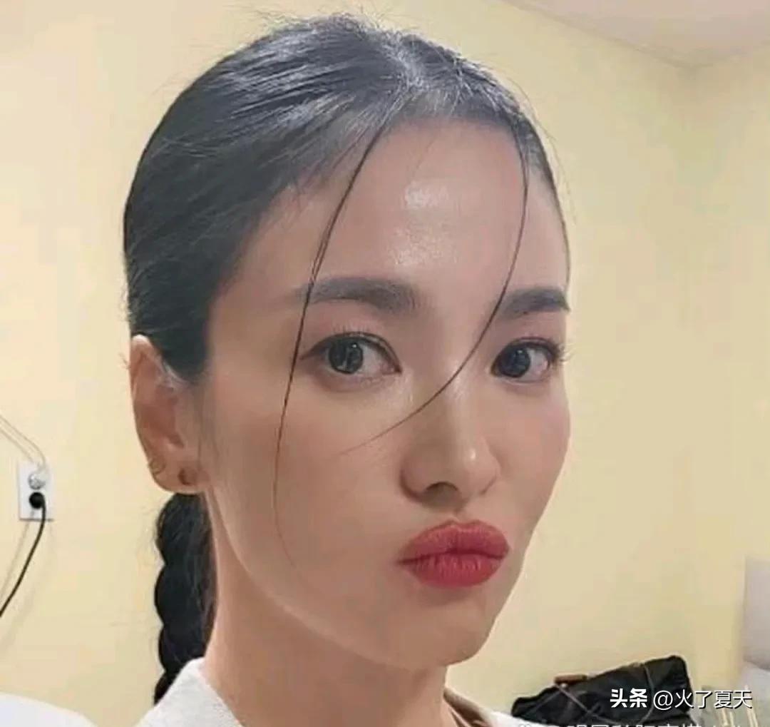 44岁宋慧乔素颜超能打！岁月不败美人，普通卫衣难掩气质，乔姐依旧年轻漂亮，魅力不