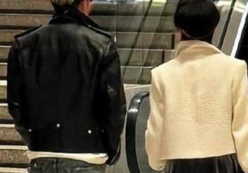 2月24日，有网友在香港置地广场偶遇谢霆锋陪母亲狄波拉逛街。当天，谢霆锋身穿黑色