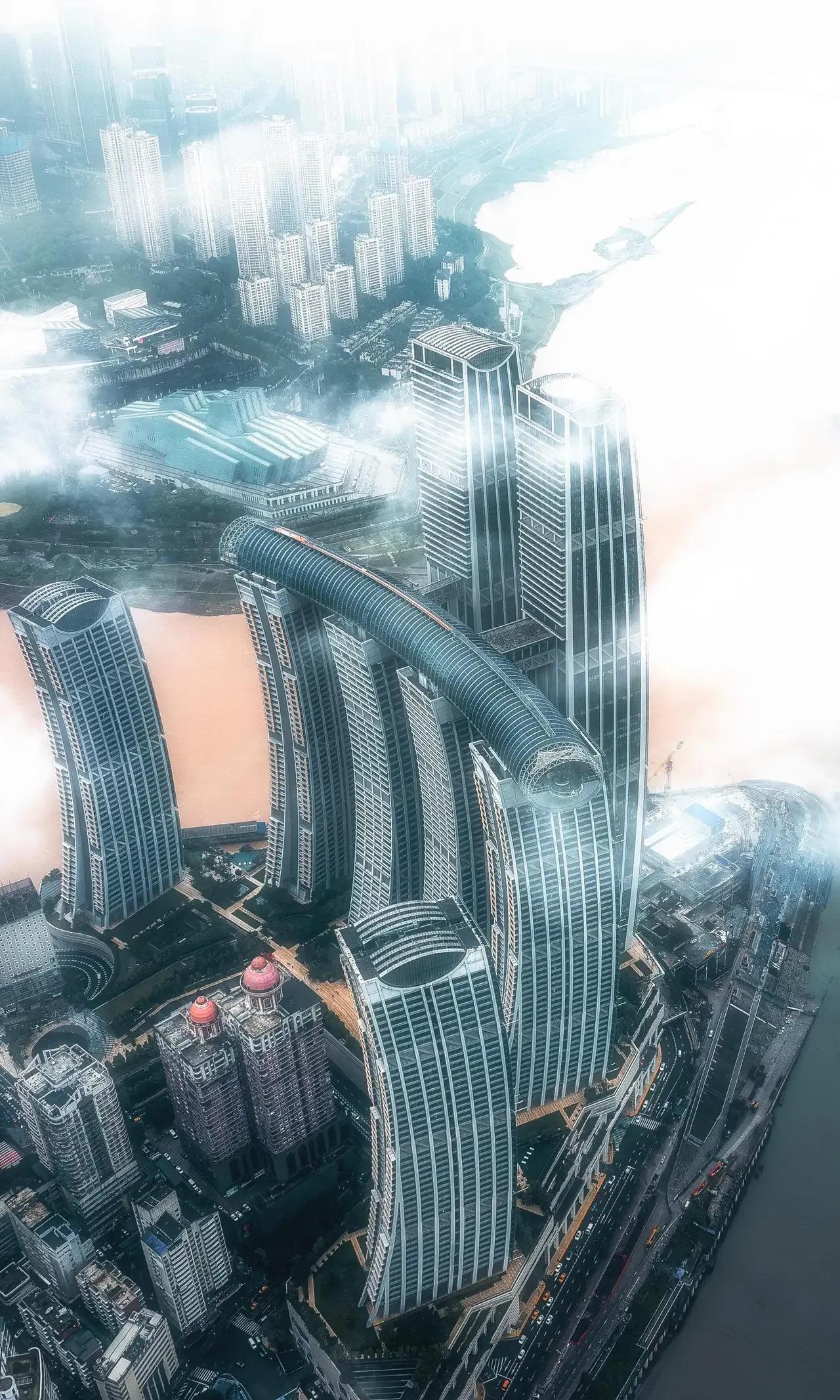 这个像一根大梁横在上面，这个是哪个城市的什么建筑啊？太震撼了！