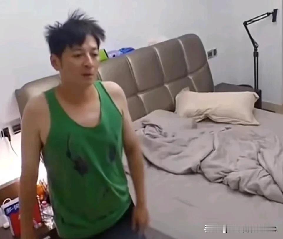 李维嘉是个爱干净的家伙，但他的床边怎么堆满了外卖呢？难道是洁癖让他连吃饭都得在床