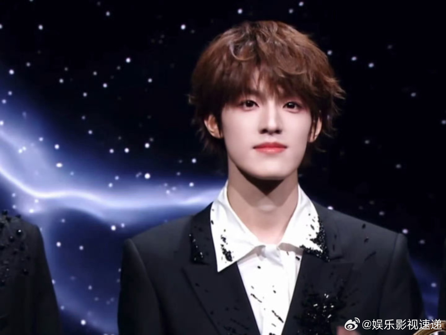 张泽禹临场反应力直接给到夯张泽禹紧急踢走舞台杂物 今晚舞台上出现小意外，张泽禹顺