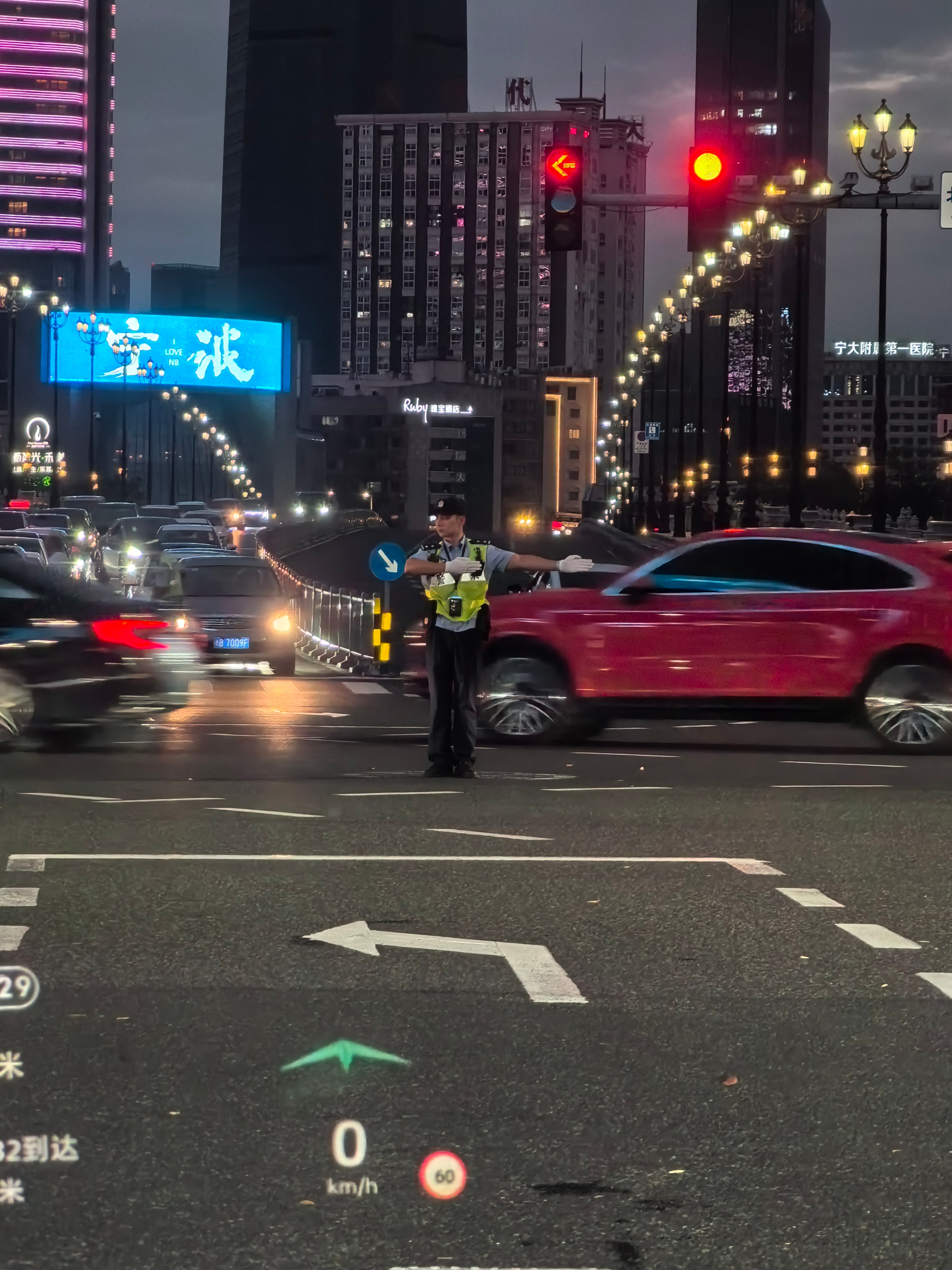 宁波三江口执勤交警有点帅网友投稿：今天路过宁波三江口，恰好看见交警👮在岗指挥交
