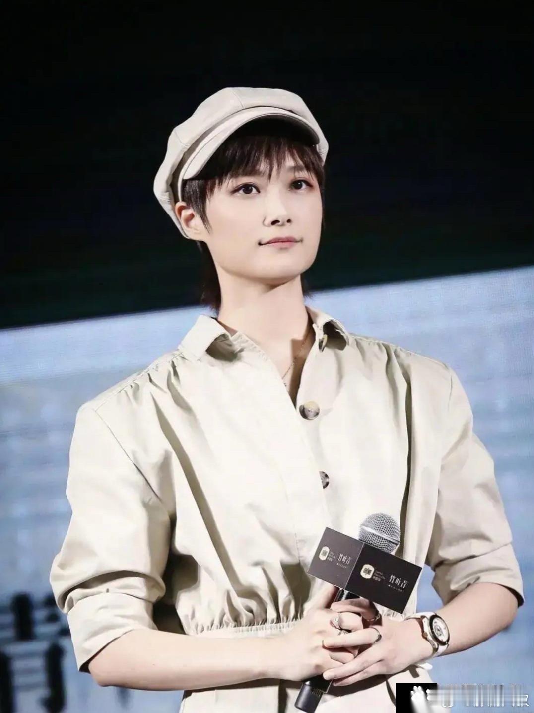 李宇春终于穿对了衣服，工装连体裤太帅了。 ​​​