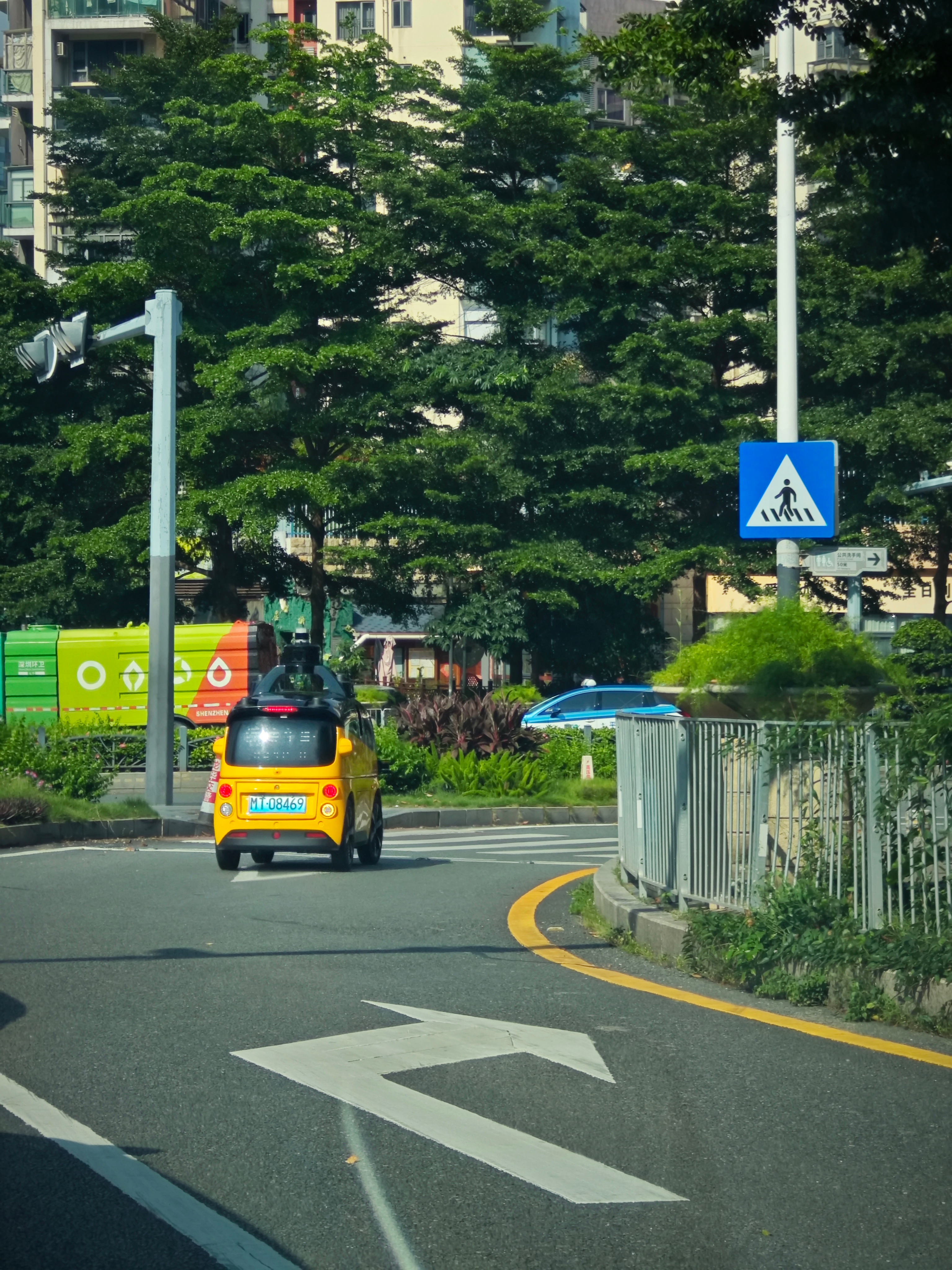 我还以为是老头乐，靠近一看，美团送餐车！ ​​​