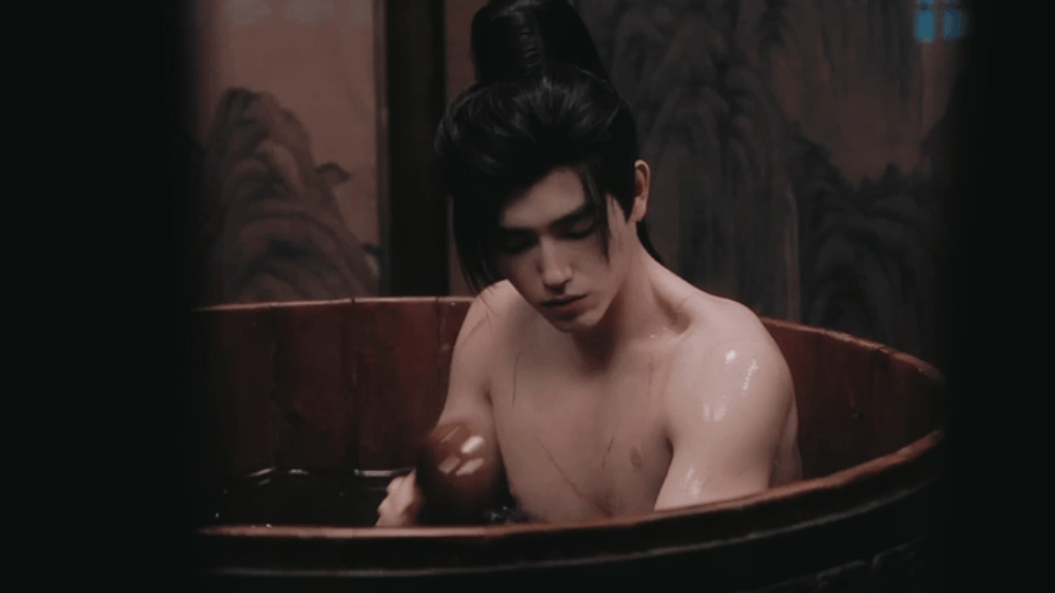 陈飞宇白日提灯沐浴戏 陈飞宇在沐浴戏里，借段胥的伤痕，勾勒出一幅充满故事的画卷?
