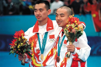 先给大家看看刘国梁剃光头参加奥运会的照片 