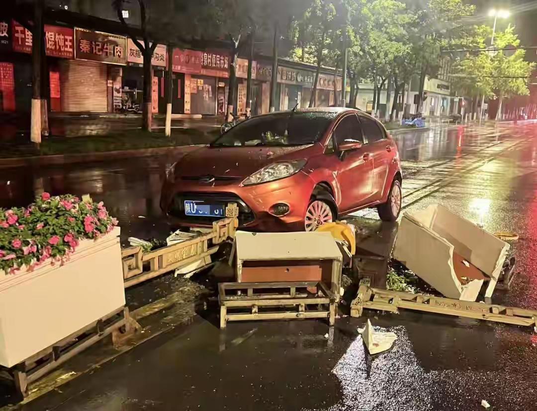 “离大谱！”陕西宝鸡，一男子开车撞坏防护栏，赔偿时，他惊讶的发现，几毛钱的螺栓收