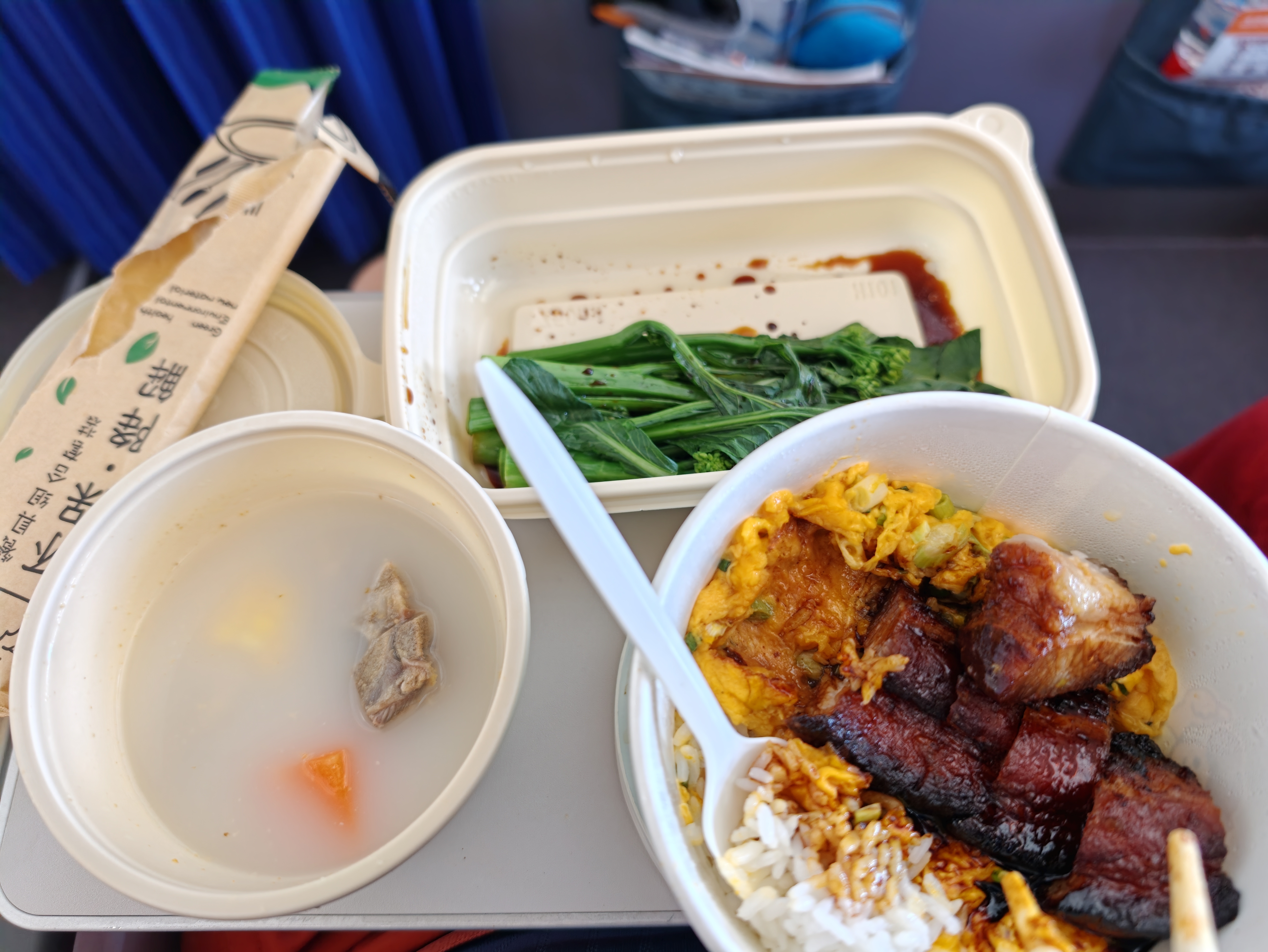 飞机上吃这么一顿打包的9块钱的龙腾餐食叉烧滑蛋饭是不是挺奢侈的 上海·上海浦东国