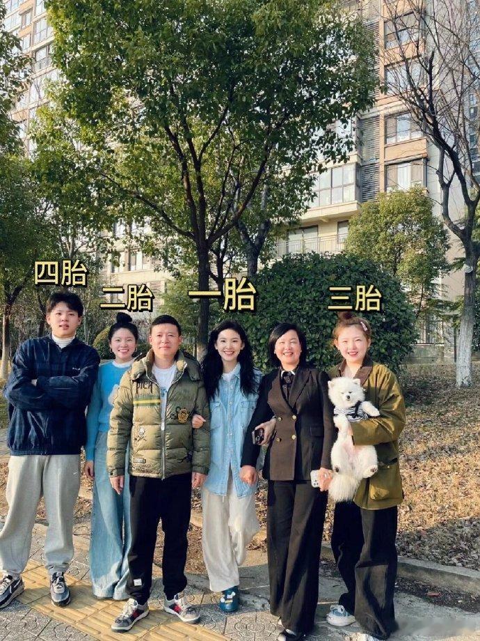 章若楠妈妈连生四胎，身体真的没问题吗？虽说姐弟几人年龄相仿，没啥代沟挺好的，但这