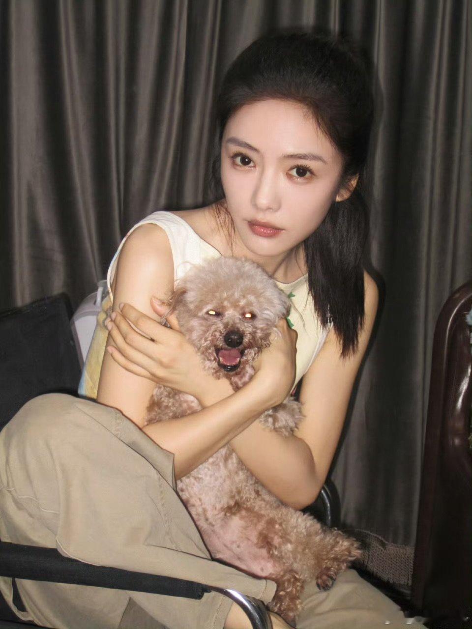 蔡文静学粉丝机场饭拍 蔡文静机场被粉丝怼脸拍，直接复刻饭拍姿势，模仿“拍我下巴”