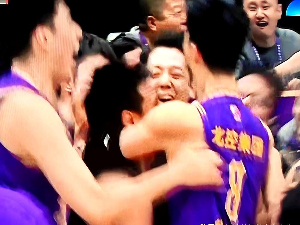 1.5秒，压哨三分绝杀！

北控这场球看得人心脏都要跳出来了！跟广州的季后赛卡位