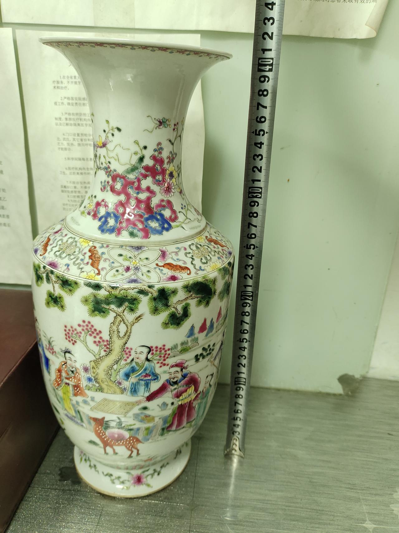 晚清粉彩人物故事纹撇口瓶品鉴
 
一、器物概览
 
这是一件晚清光绪时期仿康熙款