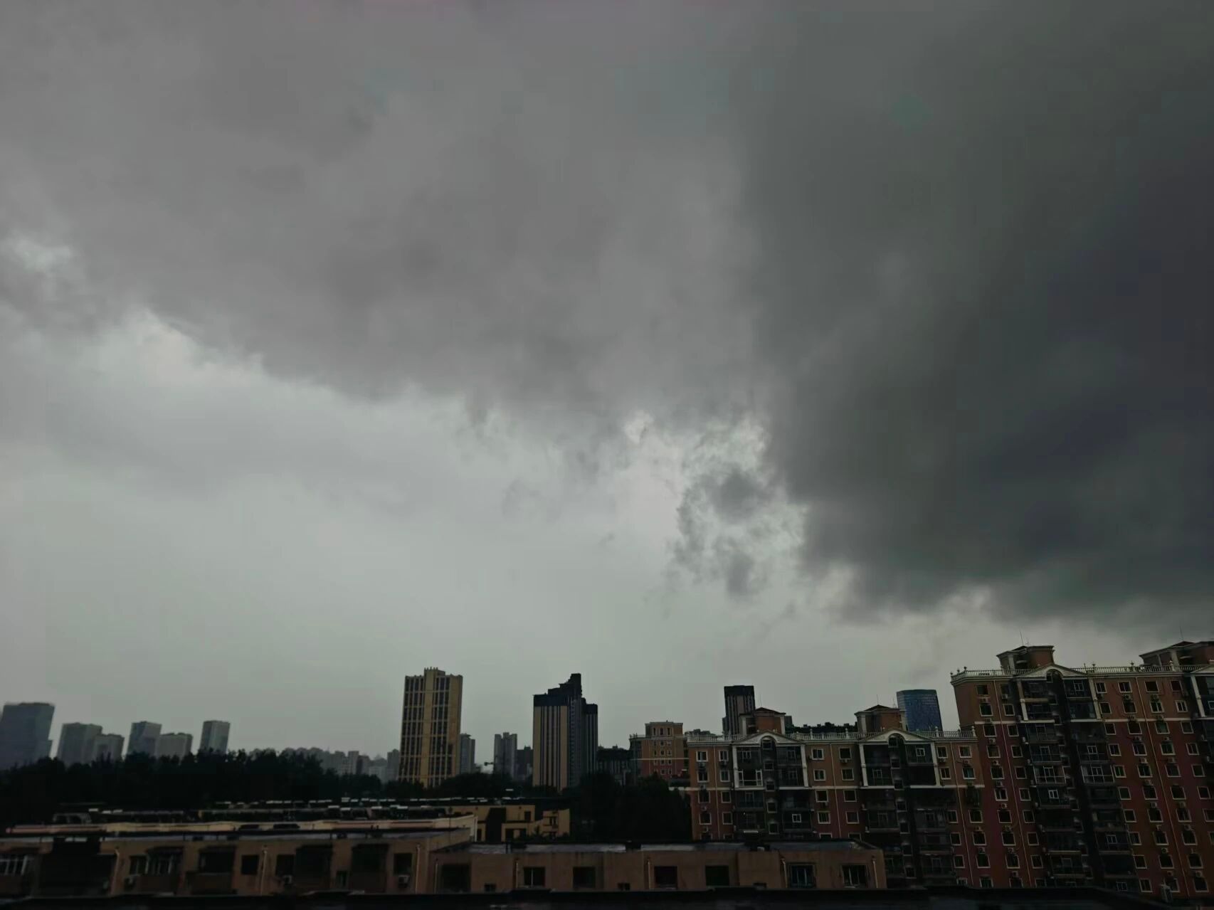 中午跑步的时候就感觉特别闷果然又要下雨啦跑步[超话]马拉松 ​​​