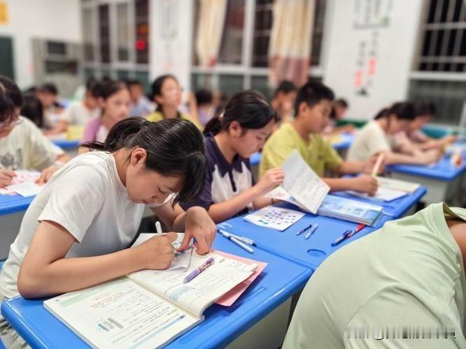 在高中阶段，中等生想要跨越提升自己的成绩进入到下一个阶段，那么还是在基础上下功夫