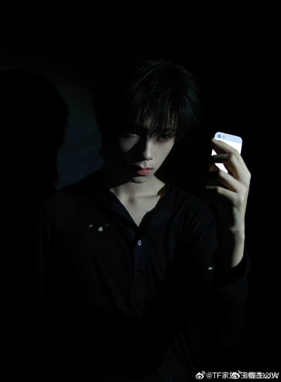 王橹杰古早味自拍 TF家族练习生王橹杰于7月25日发布了一组高曝光、低像素的自拍