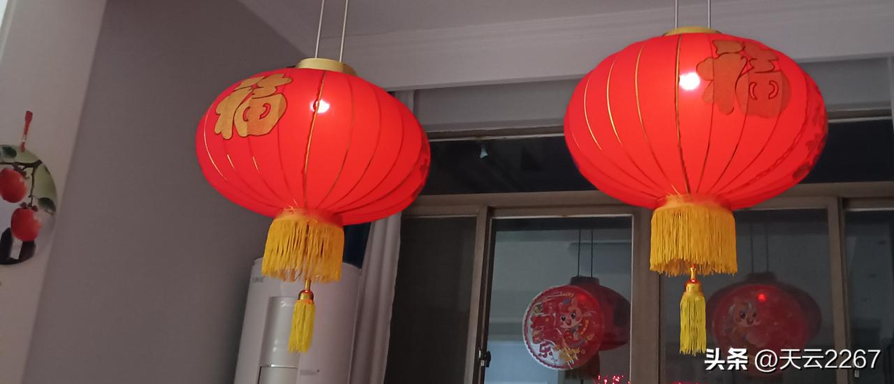 这几年每到过年，就把这两盏灯笼拿出来挂上，一直挂到正月末。于是，整个正月里，每当