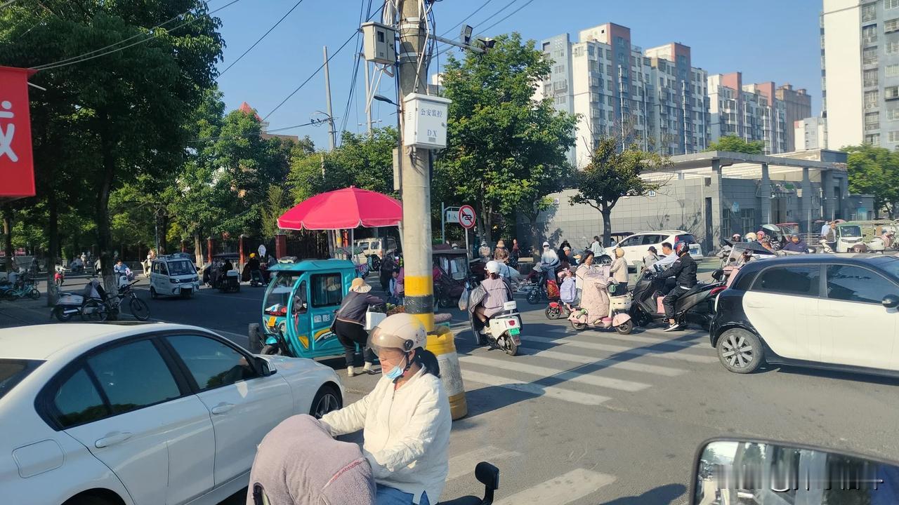 还有大家觉得学校周边的路口适合给摆摊吗？