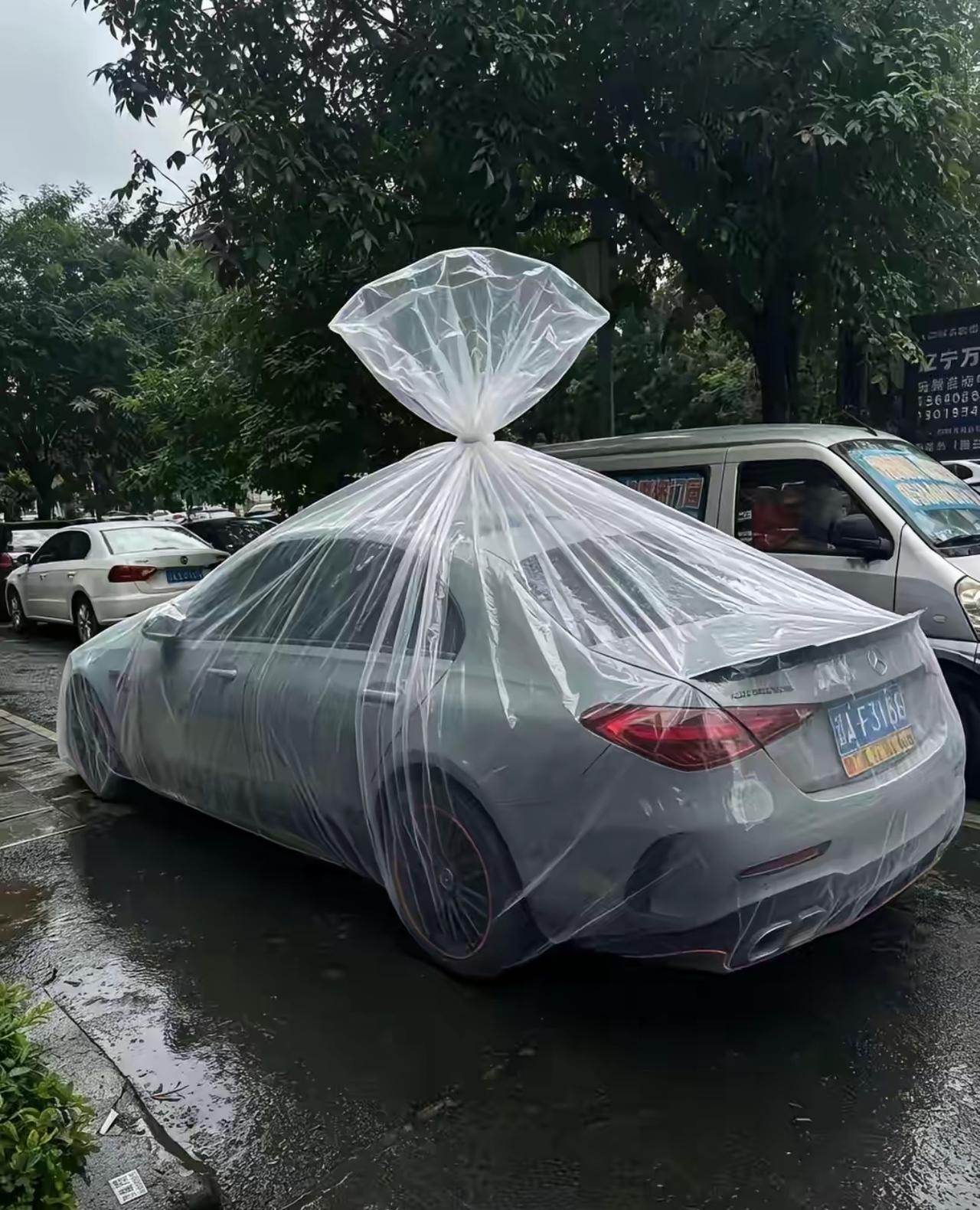 沈阳一位大哥，在暴雨里干了件让全网惊呆的事。
他掏出了一个巨大的塑料袋，直接就把