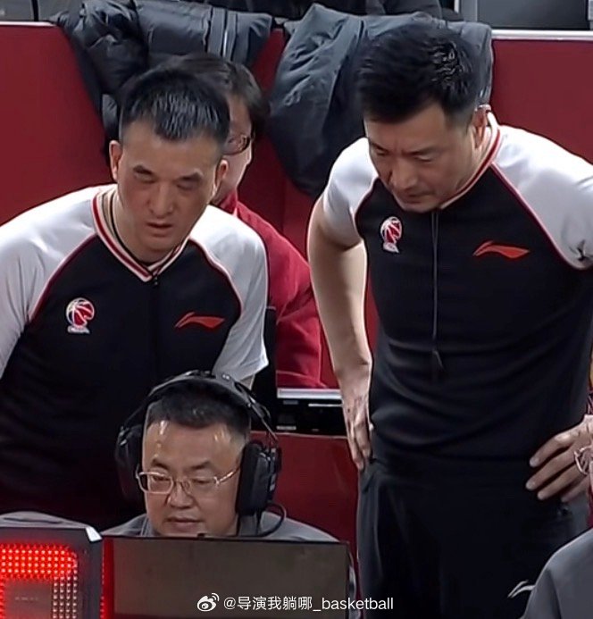 一节比赛已经回看三次录像了，99号裁判今天复出了 