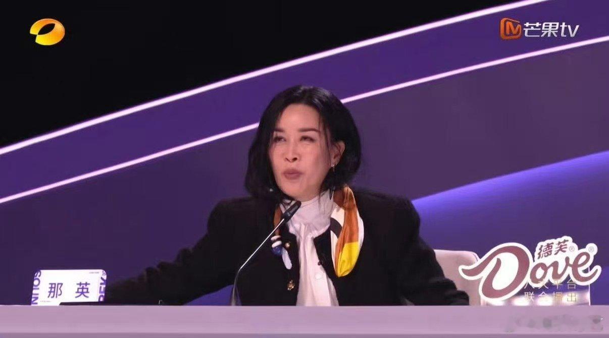 那英一旁学殷秀梅一旁笑声鸣远扬声鸣远扬直播名场面！那英的模仿秀太有梗 