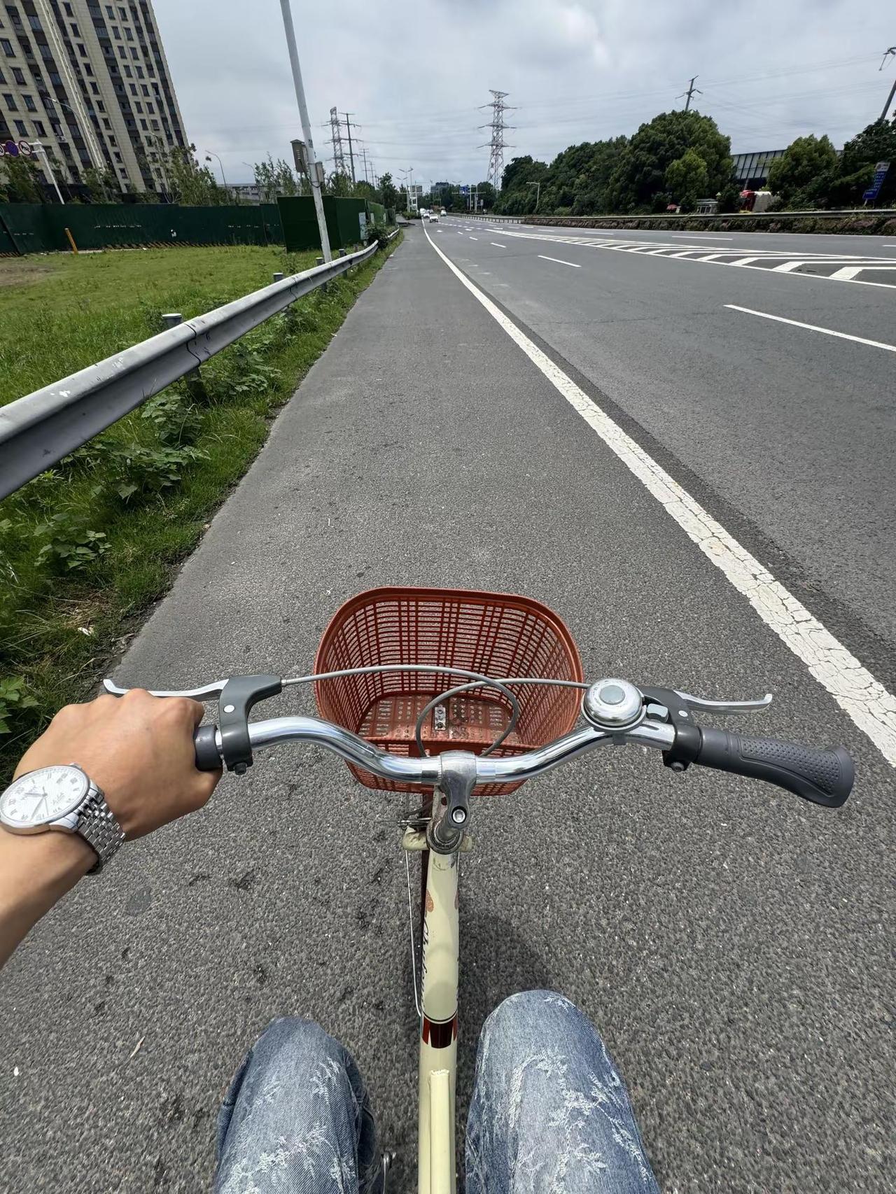 年轻的时候总觉得来日方长，后来才发现，人生有太多的来不及，一眨眼就是一天，一回头