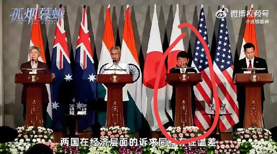 闹呢！这么严肃的场合，多少把讲台给人家降一降，再不济，给个凳子踩一踩也行啊，你看