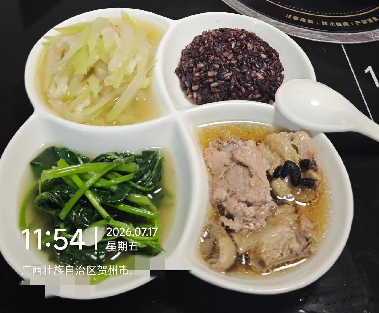 别再以为减脂餐只能吃草！
广西打工人这顿午饭太香了！
 
谁规定减脂就得天天啃水