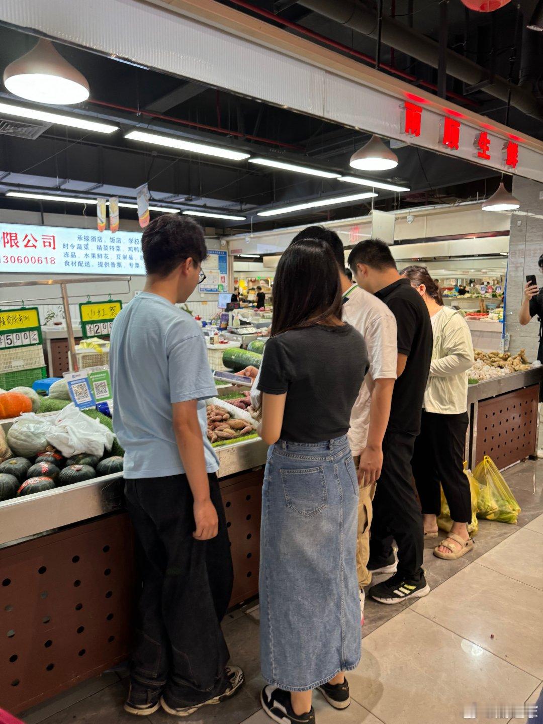 #留学生出奇招一天卖三百斤红薯#起猛了，居然看见姆巴佩出现在红薯摊，对于这样的营