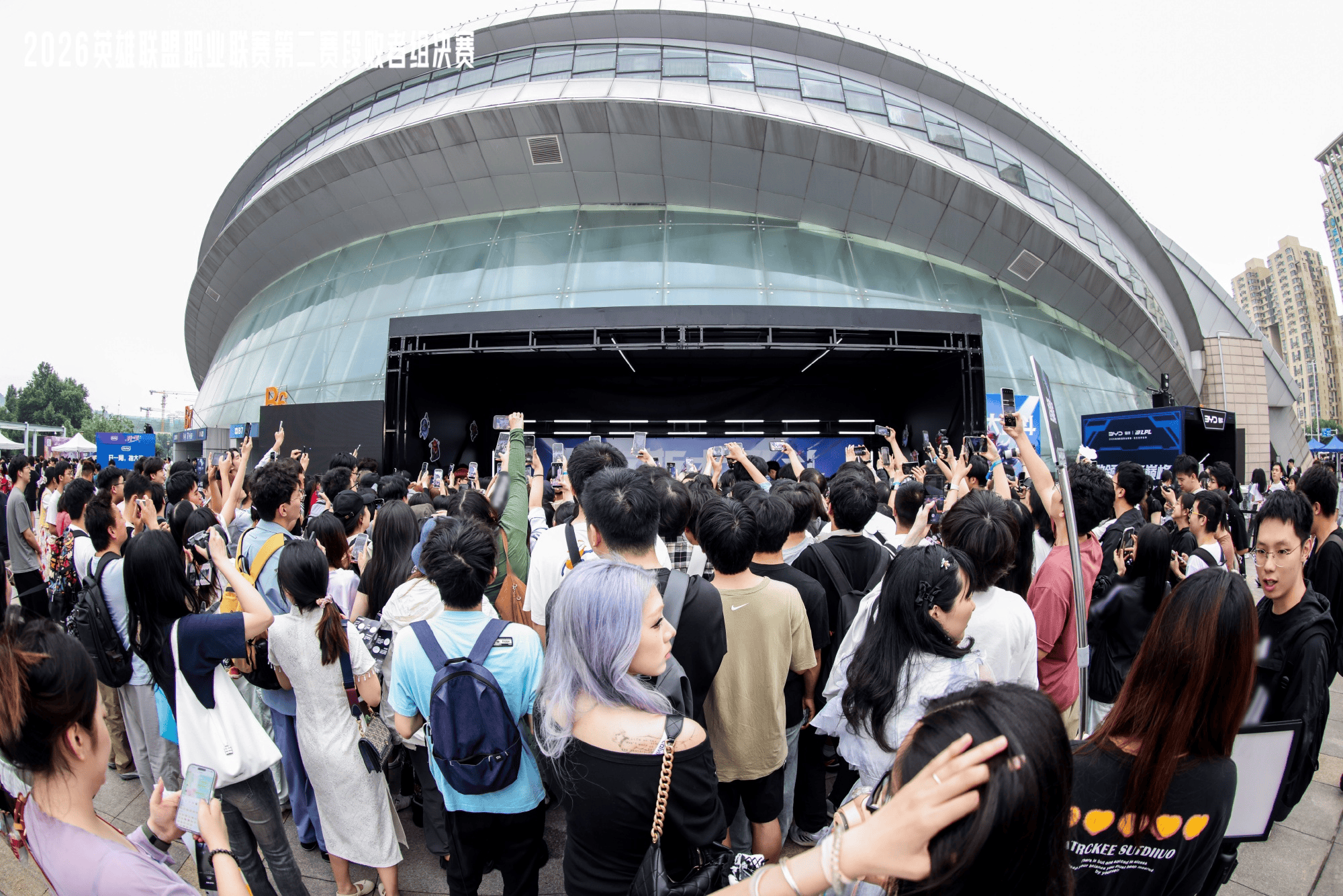 LPL发布败决外场活动返图：雨天难掩召唤师们的热情