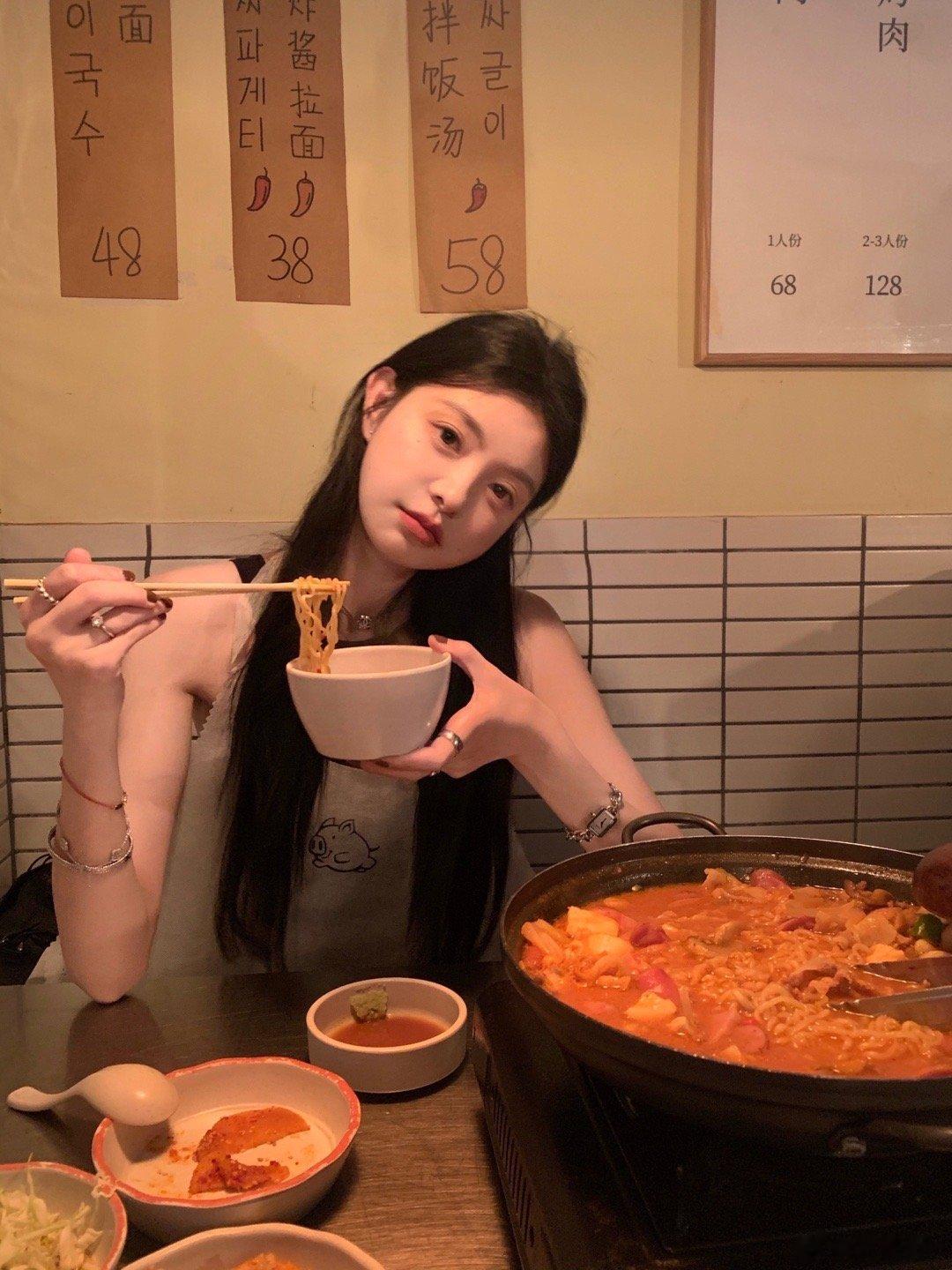 宵夜到噜  🍜[团圆兔]  美食博主限时上线～ ​​​