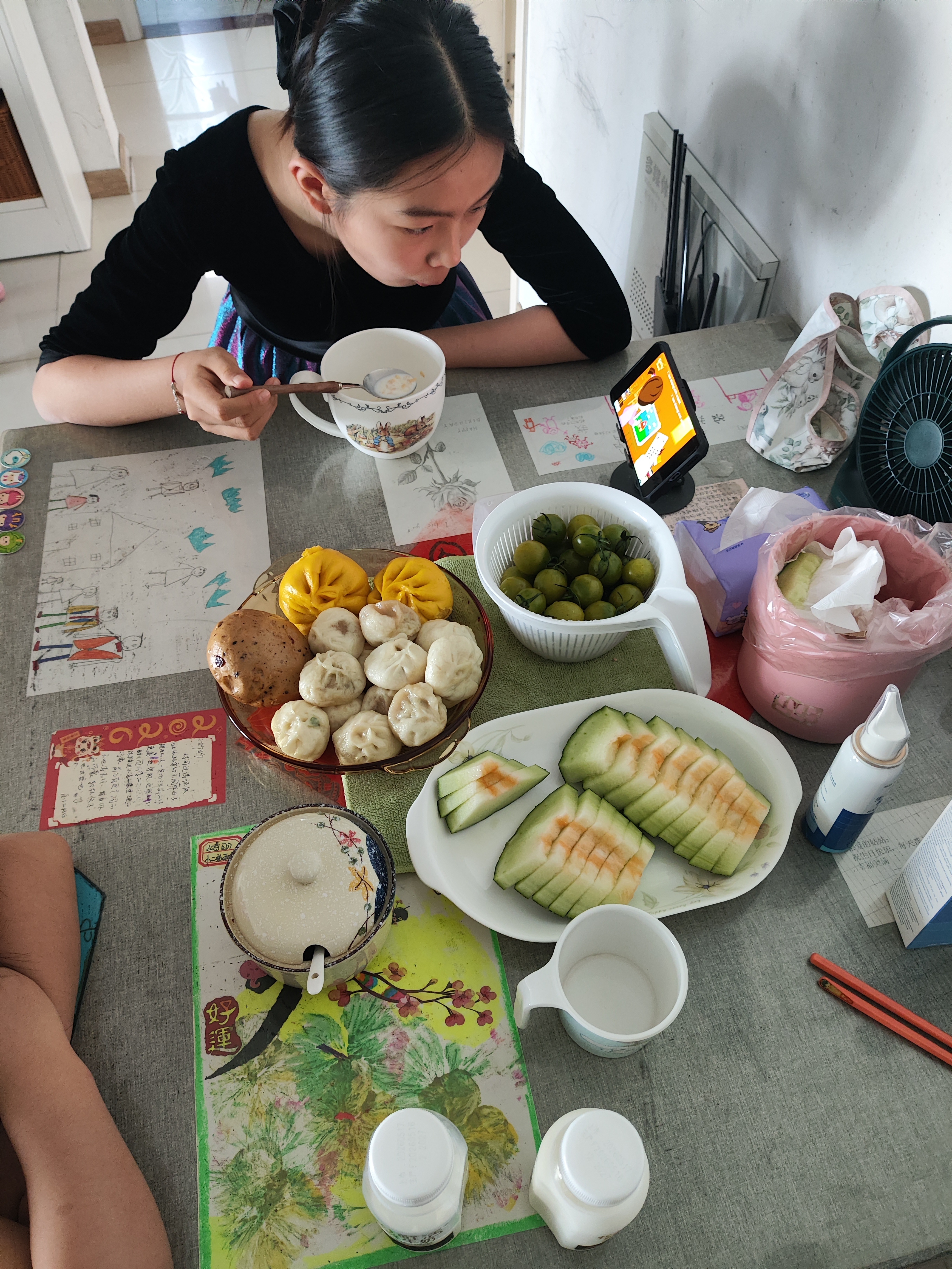 琦妙依 同学们儿童节快乐！大姐已经是大姑娘咯，个头快赶上爹妈了，三姐还是舔一口二