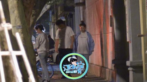 #阚清子素颜与未婚夫散步# 阚清子素颜与未婚夫散步被拍，夫妻俩好像经常出门约会呢