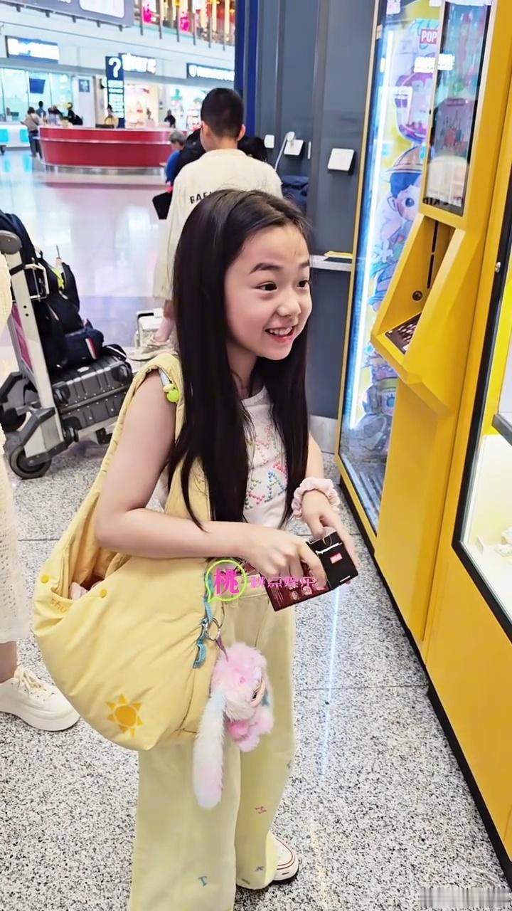 董璇女儿请站姐拆盲盒董璇把女儿养的很好 董璇女儿请站姐拆盲盒，可爱 ​​​
