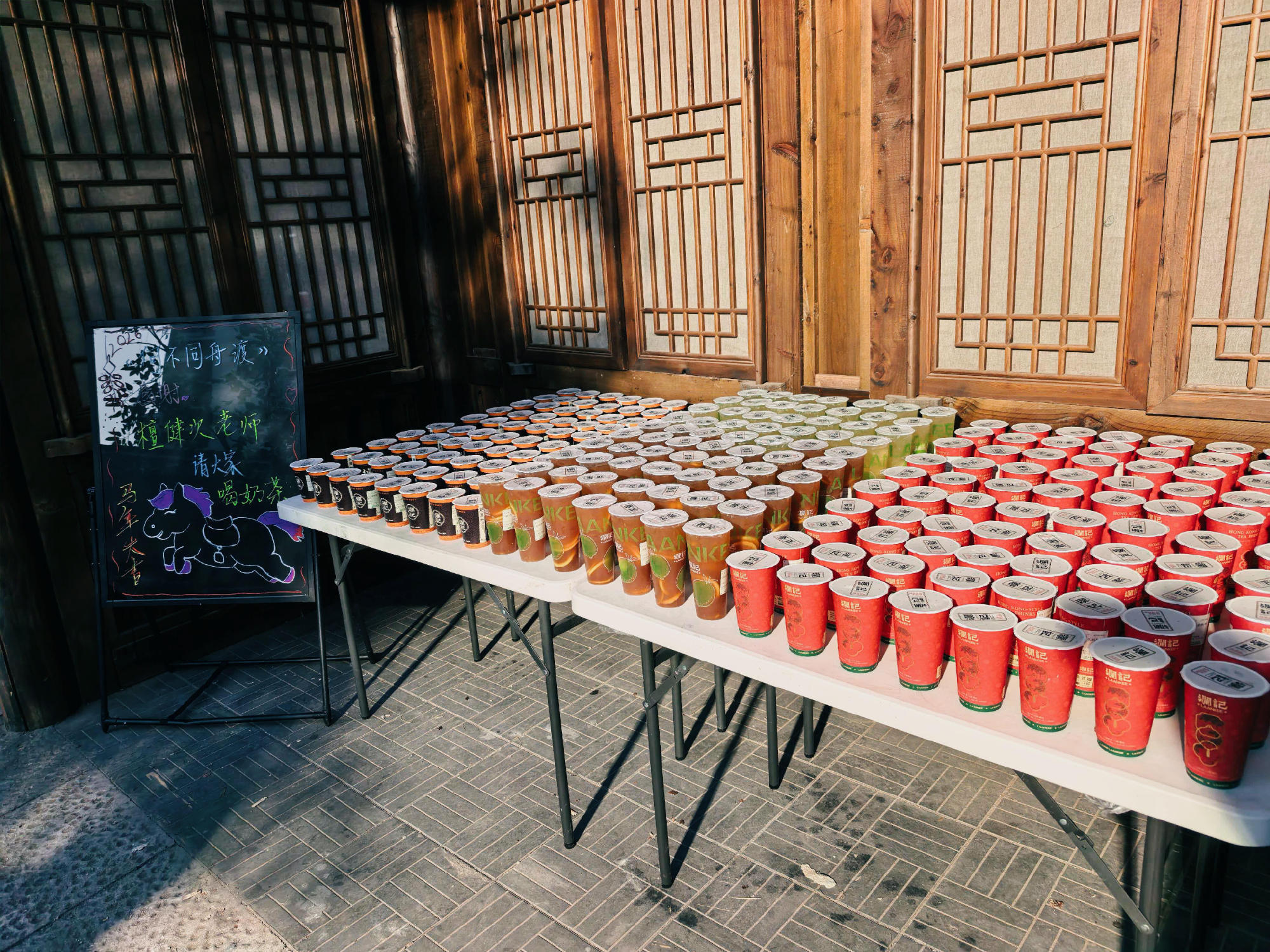 檀健次又请剧组喝奶茶了檀健次✖️Crocs请《何不同舟渡》剧组喝奶茶了开机以来请